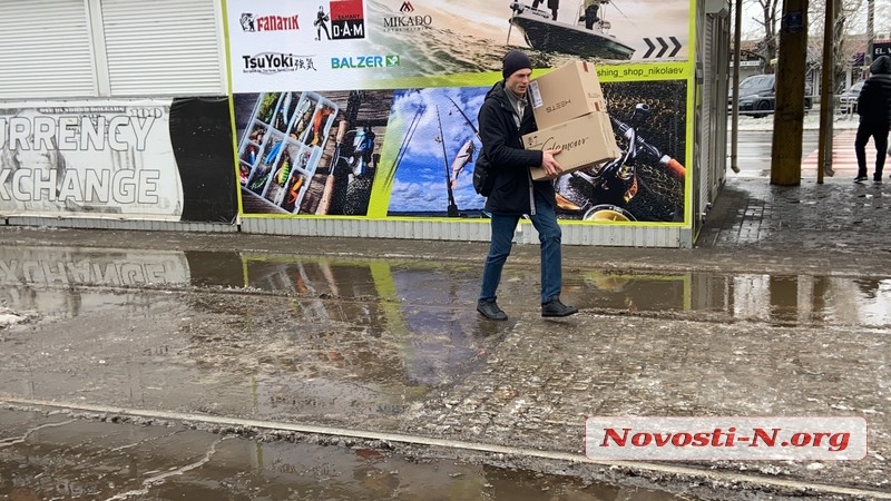 Николаев в плену у непогоды: оборванные провода и тротуары под слоем льда (фоторепортаж) Николаев в плену у непогоды: оборванные провода и тротуары под слоем льда (фоторепортаж)