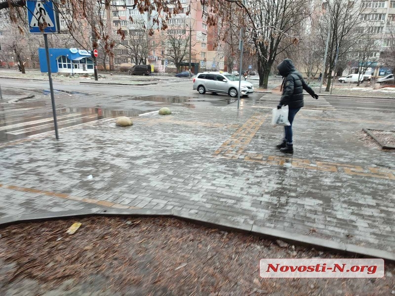 Николаев в плену у непогоды: оборванные провода и тротуары под слоем льда (фоторепортаж) Николаев в плену у непогоды: оборванные провода и тротуары под слоем льда (фоторепортаж)