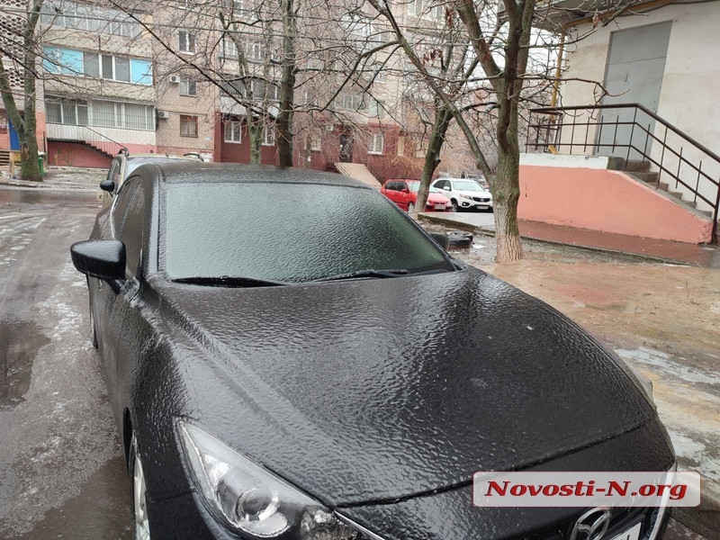 Николаев в плену у непогоды: оборванные провода и тротуары под слоем льда (фоторепортаж) Николаев в плену у непогоды: оборванные провода и тротуары под слоем льда (фоторепортаж)