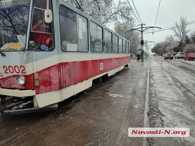 Николаев в плену у непогоды: оборванные провода и тротуары под слоем льда (фоторепортаж)