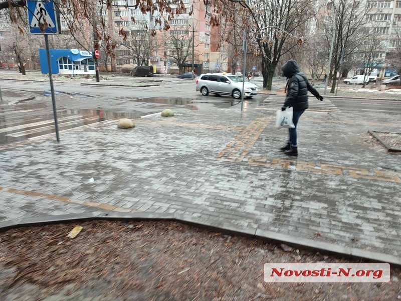 «Как здесь ходить?» - николаевцы показали обледеневший тротуар в Соляных (видео)