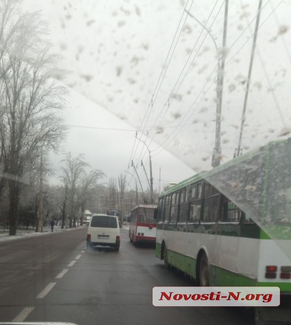 Движение троллейбусов на главной магистрали Николаева остановилось из-за обрыва сети