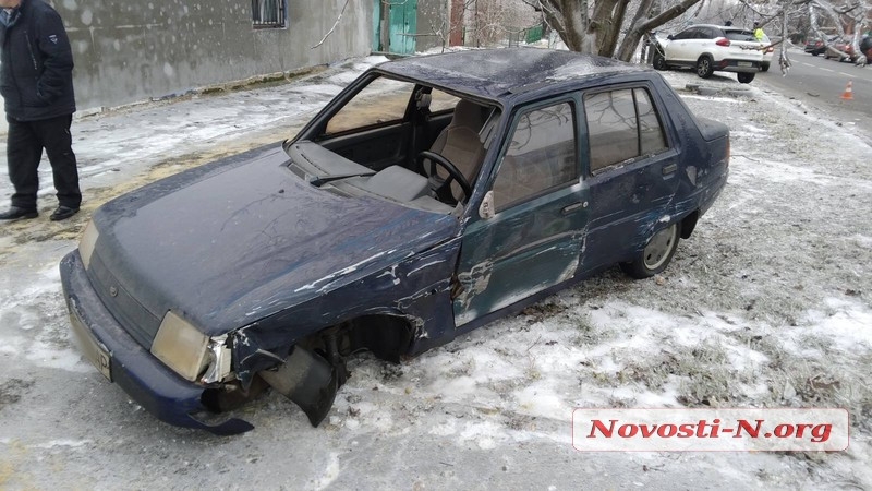 В Николаеве «Чери» и «ЗАЗ» после столкновения вылетели с дороги: пострадал водитель