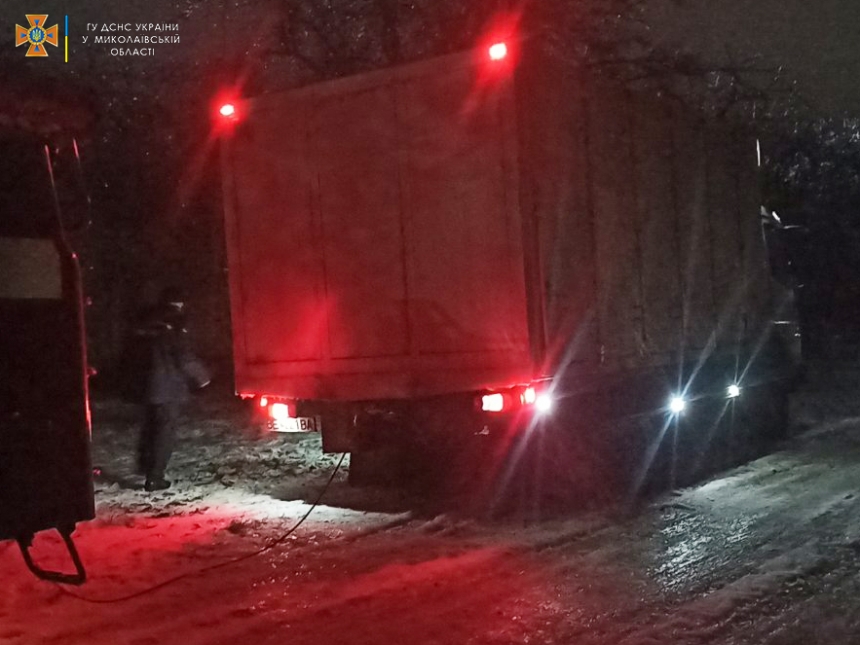 Непогода в Николаевской области: за сутки спасатели вытащили из кюветов «скорую» и «Мерседес»