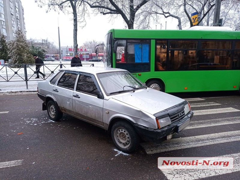 В центре Николаева ВАЗ врезался в «БМВ» и «Лексус»