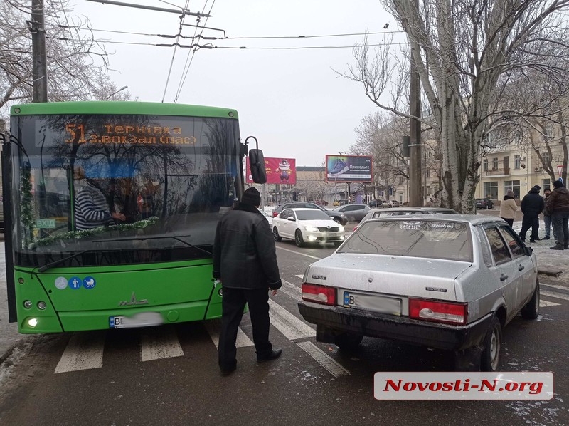 В центре Николаева ВАЗ врезался в «БМВ» и «Лексус»