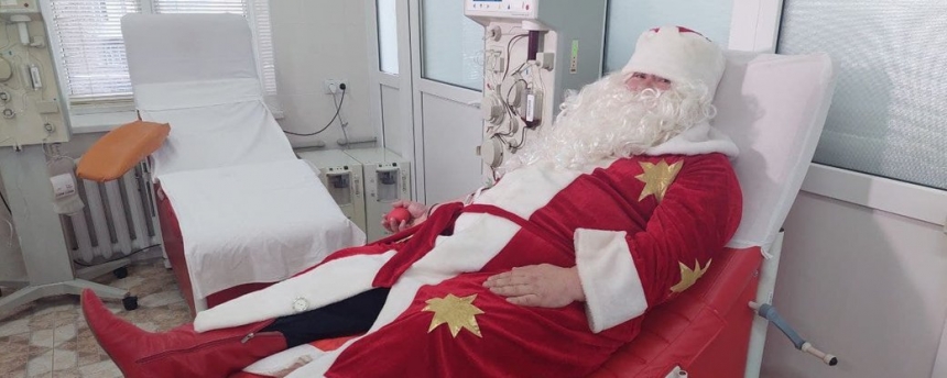 В Николаеве Дед Мороз пришел сдавать кровь в качестве донора