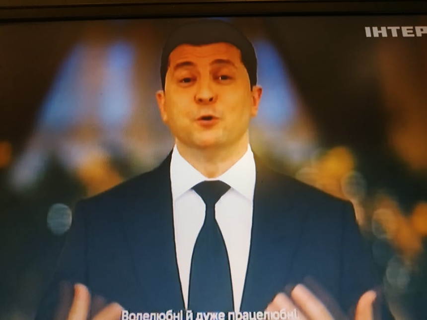 Президент Зеленский в новогоднем обращении собрал за одним столом выдающихся украинцев (видео)