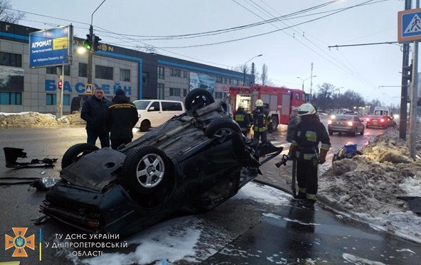 В Днепре «Фольксваген» попал в ДТП и перевернулся - пострадала женщина и годовалый ребенок