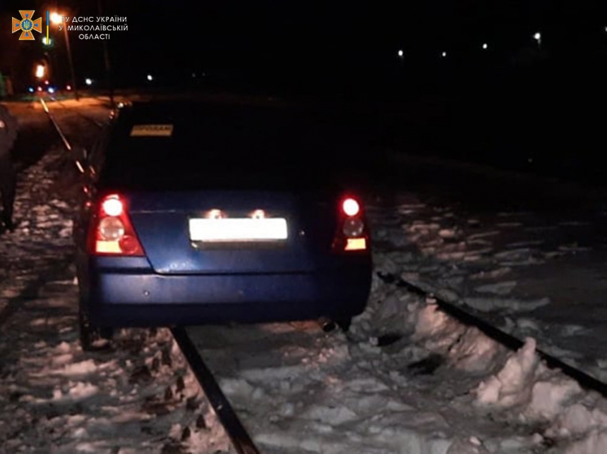 В Николаевской области водитель «Чери» бросил свое авто на железнодорожных путях