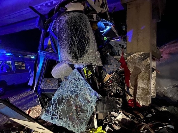В России автобус с пассажирами врезался в опору моста - два человека в реанимации