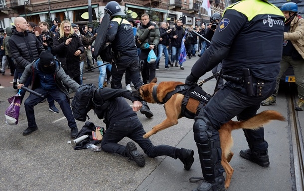 В Амстердаме люди вышли на митинг против локдауна - полиция разгоняла протестующих с помощью собак (видео)