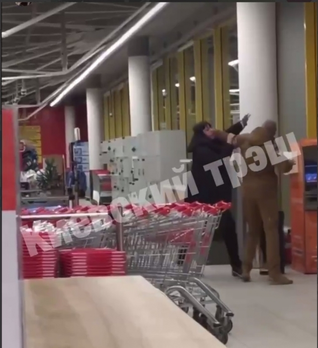 Покупательница набросилась на охранника супермаркета из-за просьбы надеть маску (видео)