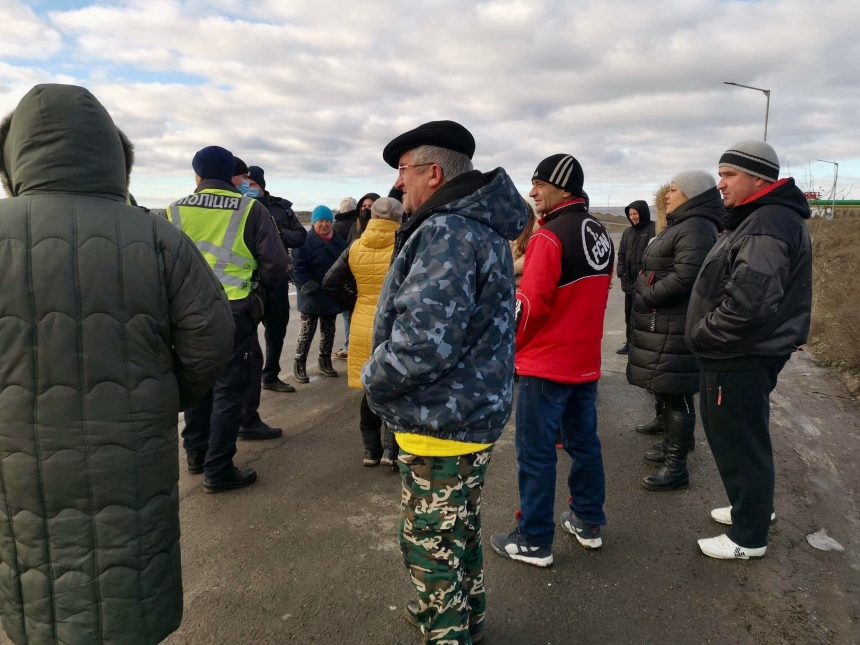 Жителям поселка под Николаевом, перекрывавшим дорогу, дали свет: дачи пока без электричества