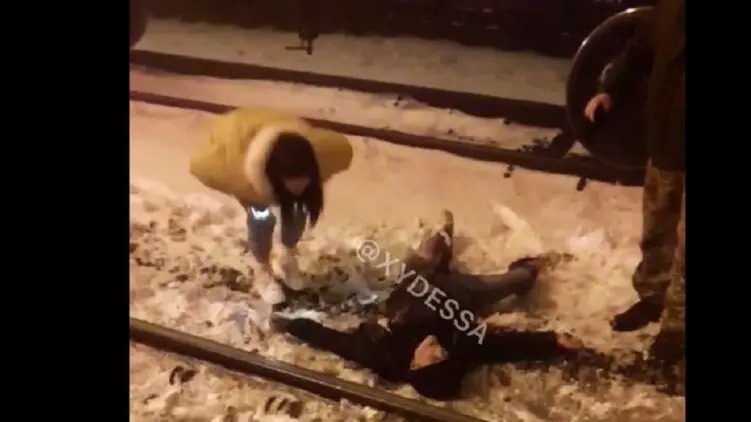 В Одесской области 18-летний парень упал с моста на железнодорожные пути в новогоднюю ночь