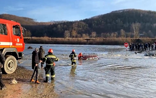 На переправе под Черновцами «Нива» ушла под воду