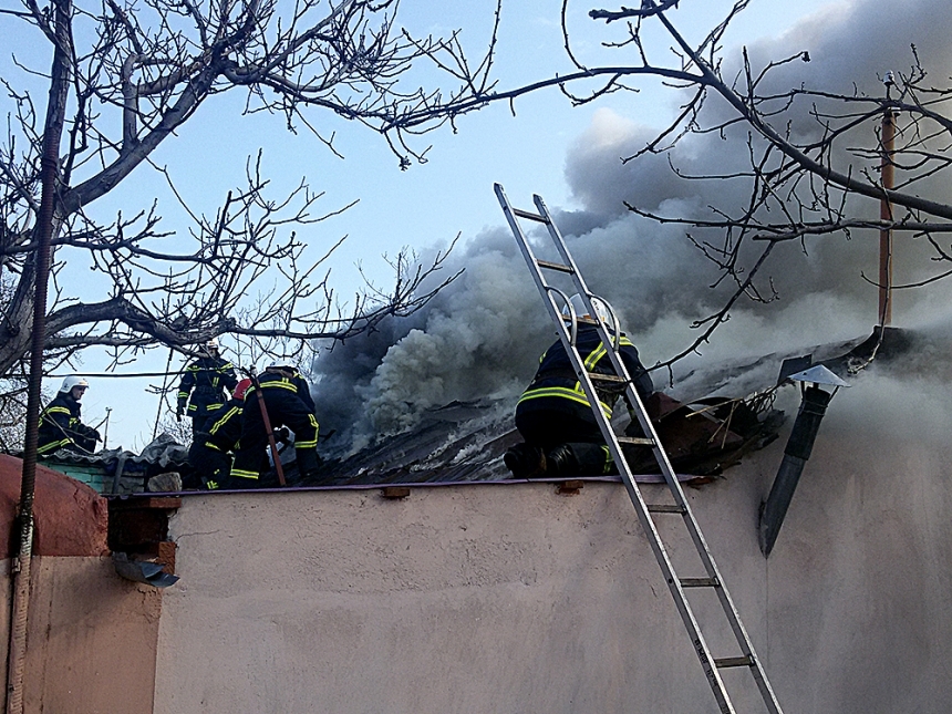 В Николаевской области горел дом: пожарные спасли пенсионерку
