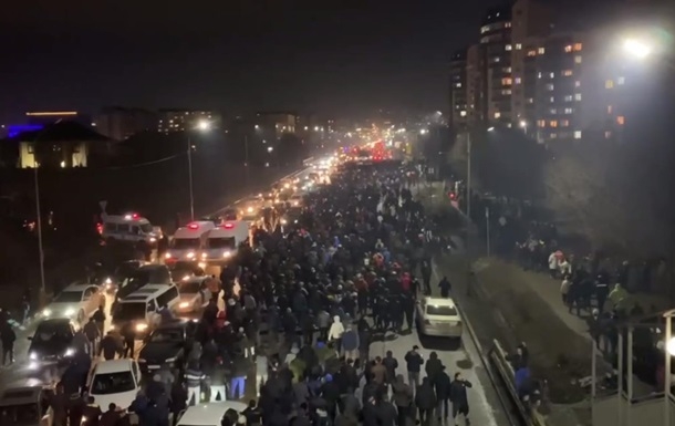 В Казахстане масштабные протесты: демонстранты требуют отставки правительства (видео)