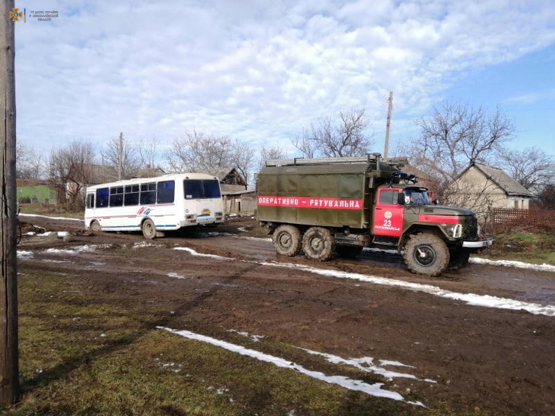 В Николаевской области на бездорожье застрял автобус: задействовали технику ГСЧС