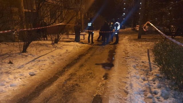 В Харькове тело младенца оставили в пакете под домом: ребенок умер