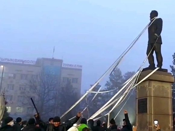 В Казахстане снесли памятник Назарбаеву (видео)