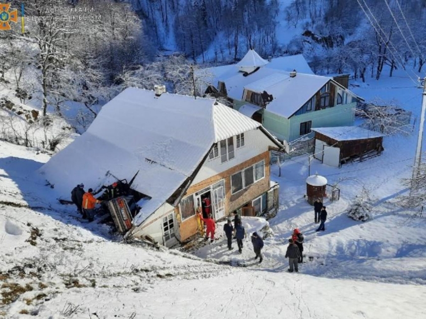 В Ивано-Франковской области автомобиль влетел в крышу дома. Новости ...