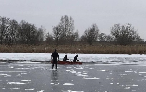 В Днепропетровской области двое детей провалились под лед - их спасли прохожие