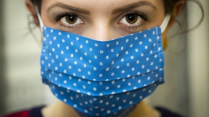 Румыния ввела штраф 570 долларов за ношение тканевых масок
