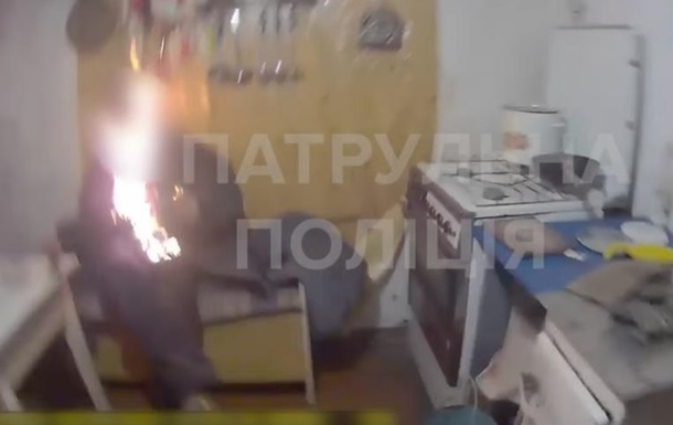В Харькове мужчина поджег себя перед патрульными из-за семейной ссоры (видео)
