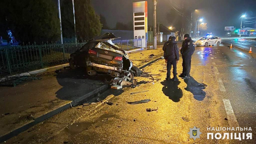 В Николаеве «Лексус» врезался в электроопору: пострадал водитель