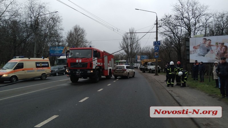 Возле парка Победы в Николаеве автомобиль врезался в столб — пострадал водитель