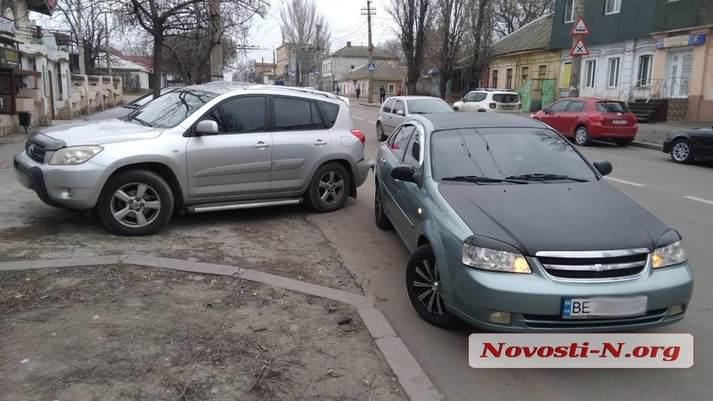 В центре Николаева «Шевроле» врезался в припаркованную «Тойоту»