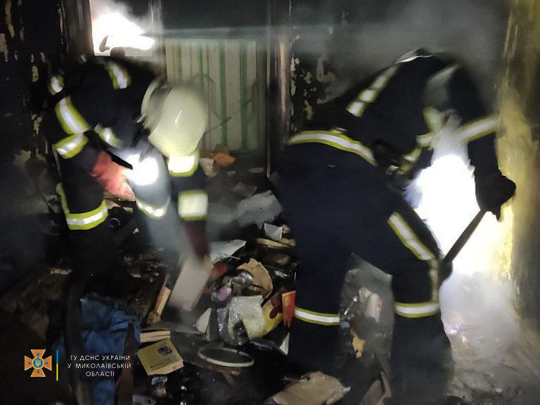 В Николаевской области горела квартира: в пожаре погиб 25-летний парень, еще троих человек спасли
