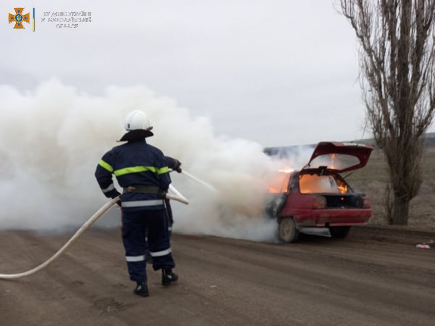 На трассе в Николаевской области на ходу загорелся ЗАЗ
