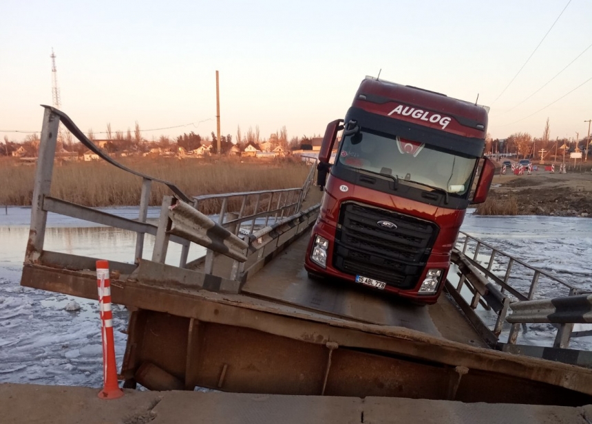 В селе под Николаевом фура снова утопила понтонный мост