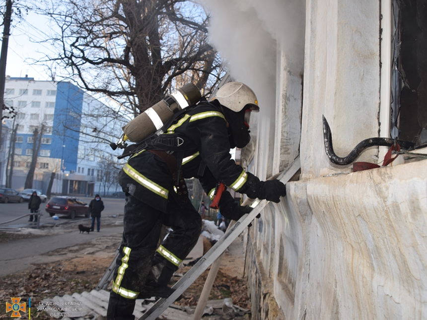 В центре Николаева горел дом – хозяина удалось спасти от гибели (видео)