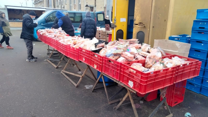 На рынке в Николаеве пенсионеры выстраиваются в очередь за просроченной колбасой: так дешевле