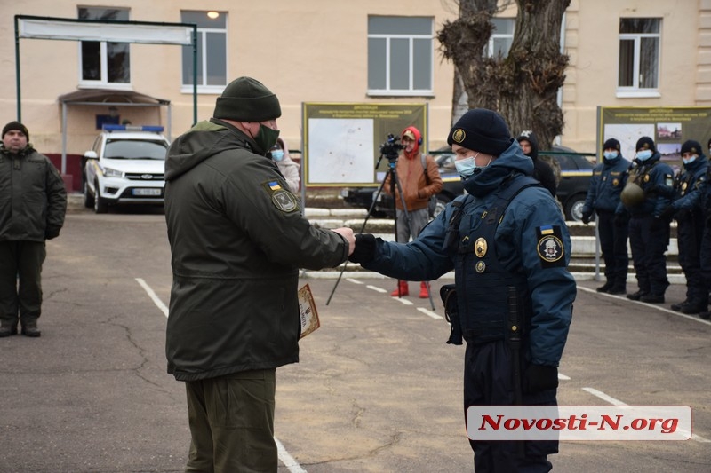 В Николаеве нацгвардейцам город подарил два автомобиля (фото)