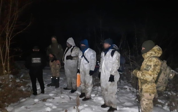 Трое нелегалов в медицинских костюмах пытались перейти из Украины в Румынию