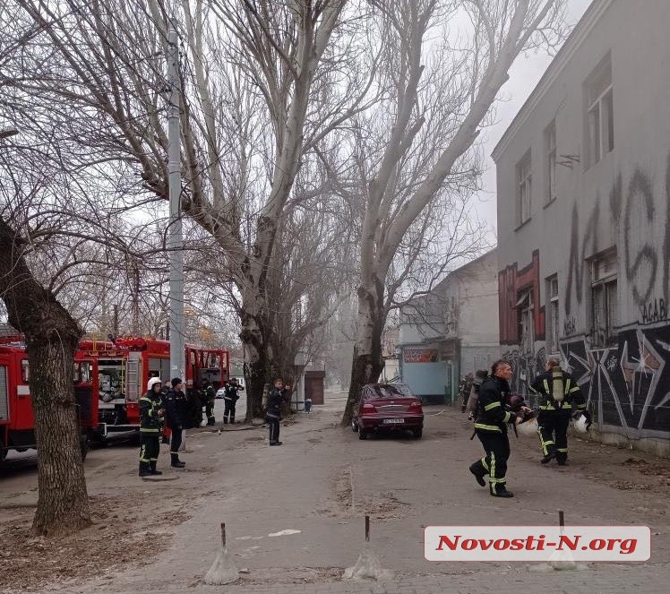 В Николаеве горит старое здание Центрального суда (видео)