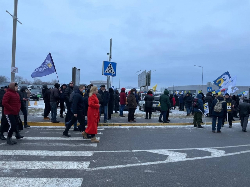 В Украину прилетел Порошенко: в аэропорту собрался митинг. Трансляция