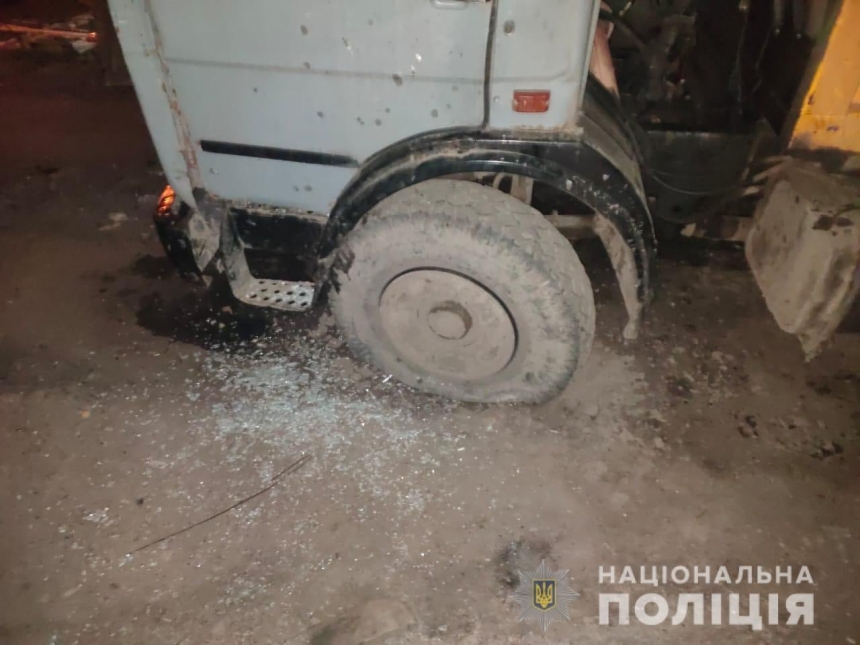В Николаеве неизвестные повредили мусоровоз: рядом нашли осколки от гранаты Ф-1