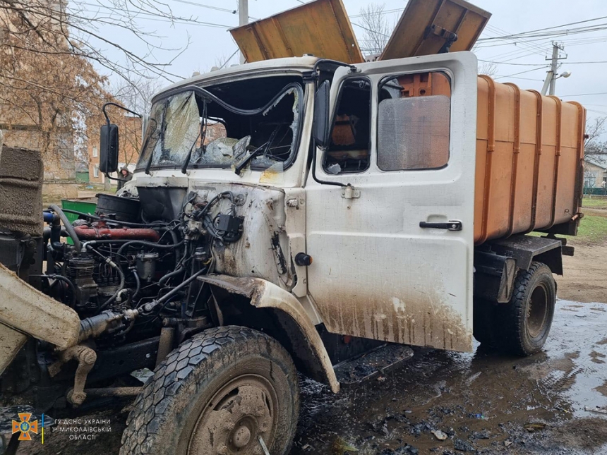 В Николаеве горел мусоровоз