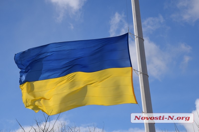 В Николаеве из-за штормового ветра спустили гигантский флаг