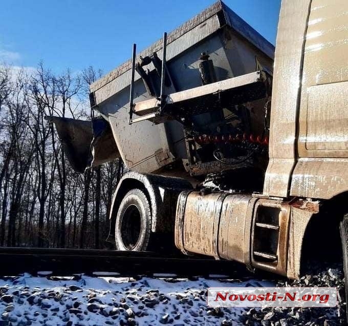 В Николаевской области фура столкнулась с тепловозом: пострадал водитель