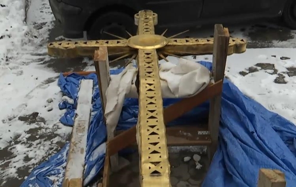 В Киеве сдуло трехметровый крест с одного из куполов Софийского собора (видео)