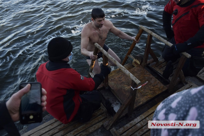 В Николаеве проходят традиционные крещенские купания: Питирим освятил воду (ФОТОРЕПОРТАЖ)