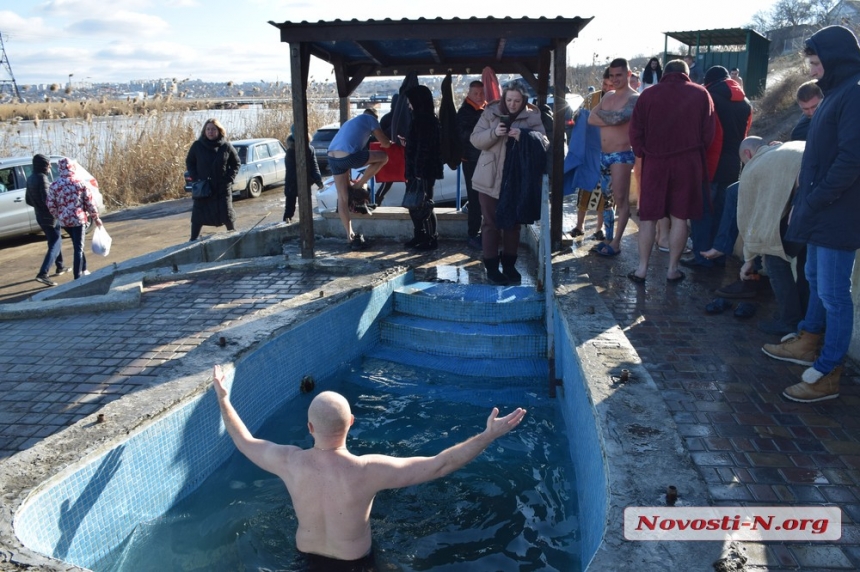 И стар, и млад: как проходят крещенские купания на Аляудском роднике (фоторепортаж)