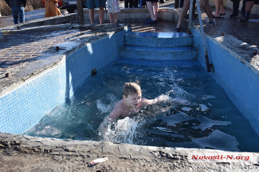 И стар, и млад: как проходят крещенские купания на Аляудском роднике (фоторепортаж)