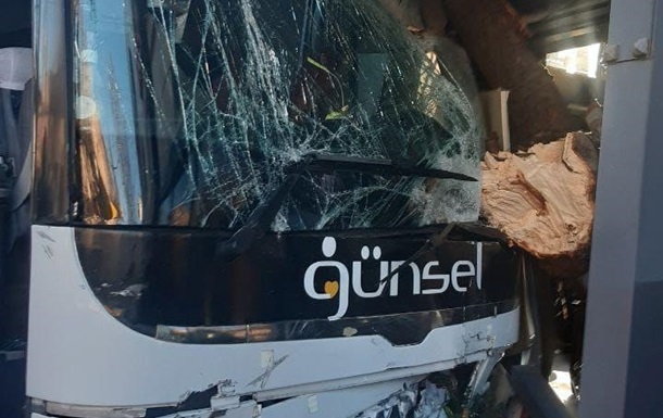 В Одессе автобус «протаранил» четыре авто, а после врезался в магазин: водитель погиб